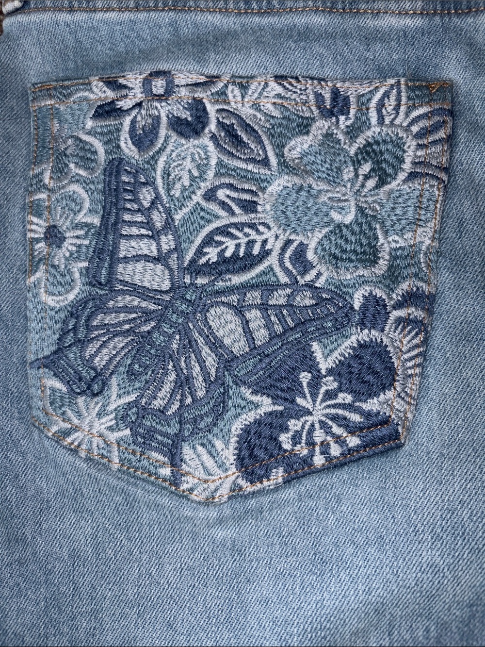 American Eagle AE x Sydney Sweeney embroidered denims shorts - Picture 4 of 14